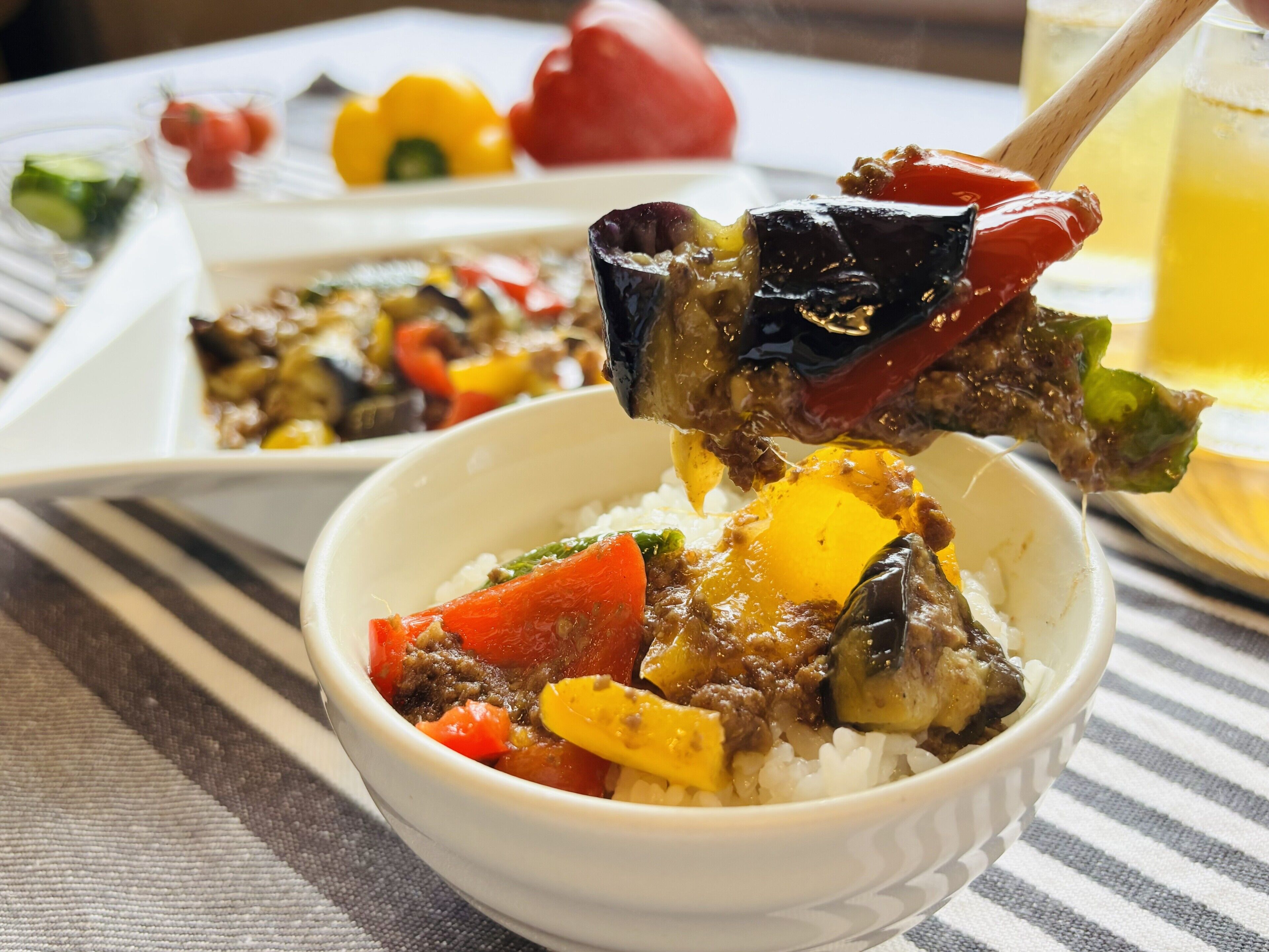 A bowl of food with rice, vegetables, and meat.
