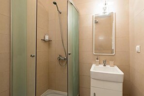 Douche, sèche-cheveux, serviettes fournies, savon