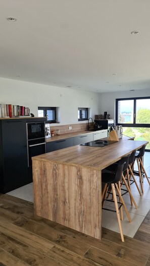 Jääkaappi, mikroaaltouuni, uuni, liesi