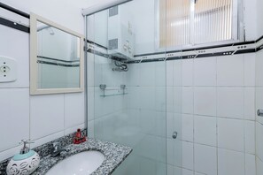 Shower, towels, soap - Cozy (RJ)