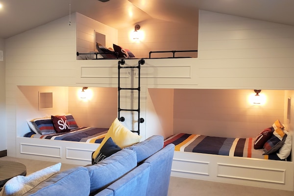 Third floor bunk room. 3 queen beds