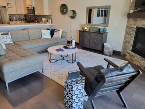 TV connectée, cheminée, jeux vidéo