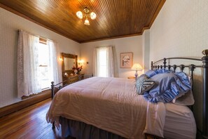 7 bedrooms, free WiFi, bed sheets - Location, Location Location! In the heart of town on Elk Ave, large home! (Crested Butte)