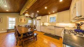 Réfrigérateur, micro-ondes, plaque de cuisson, lave-vaisselle