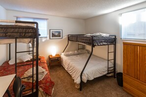 2 bedrooms, desk, iron/ironing board, free WiFi