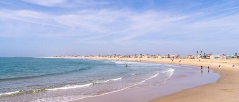 على الشاطئ، كراسي للتشمس، مناشف للشاطئ