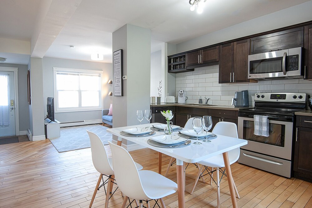 Modern bright 2bd steps from Downtown