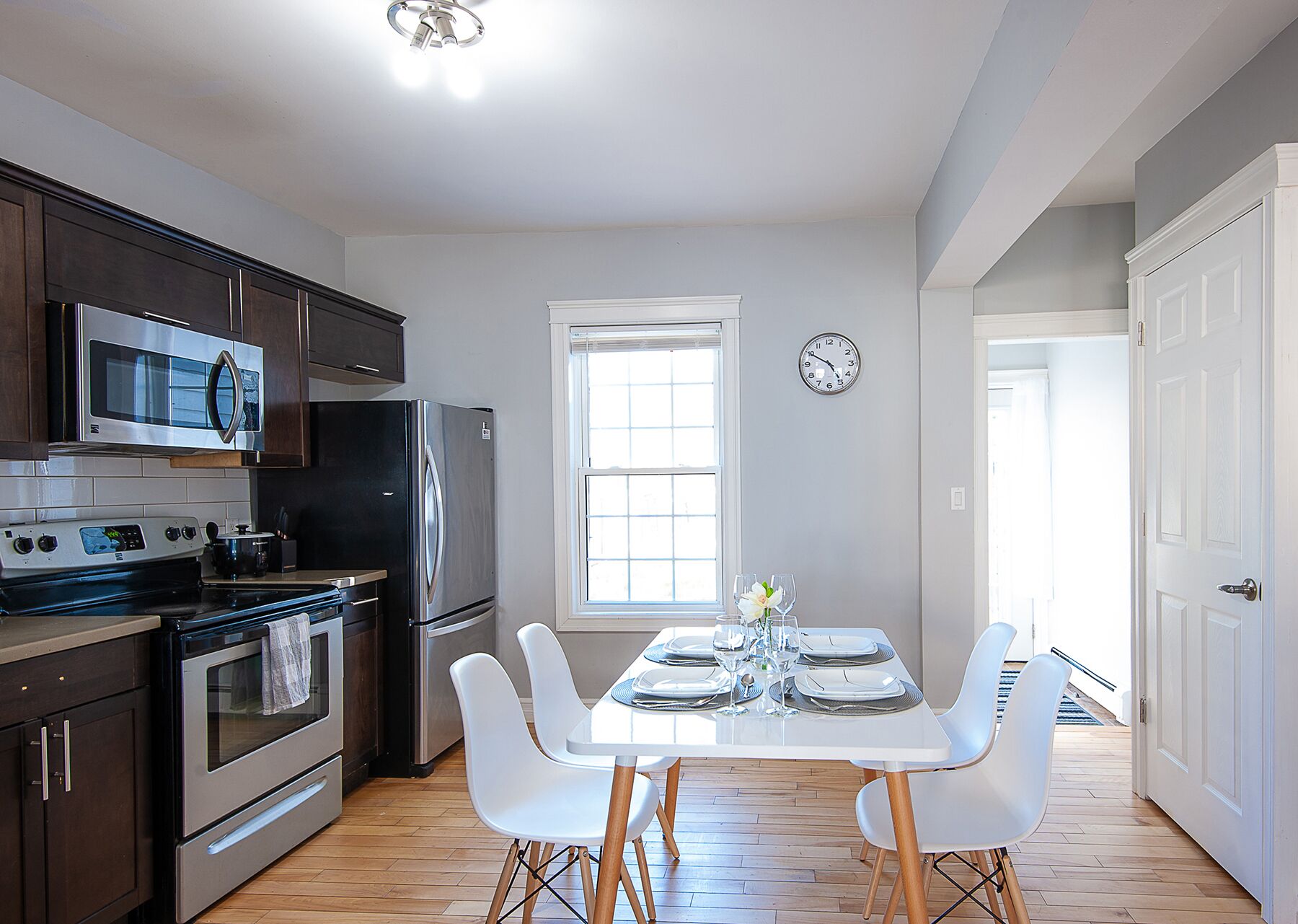 Modern bright 2bd steps from Downtown