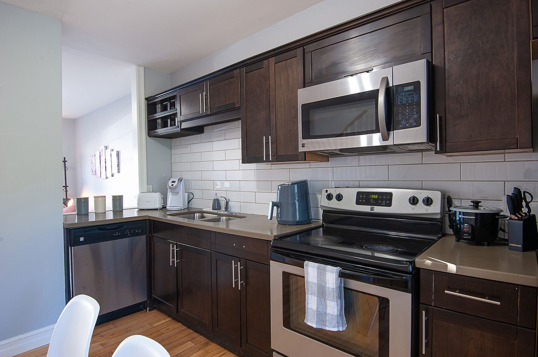 Modern bright 2bd steps from Downtown