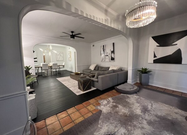 Interior - Spectacular Modern Luxury - Prime Hyde Park Bayshore 12 person Spa & Coldplunge (Tampa)