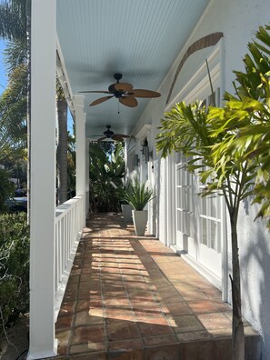 Exterior detail - Spectacular Modern Luxury - Prime Hyde Park Bayshore 12 person Spa & Coldplunge (Tampa)