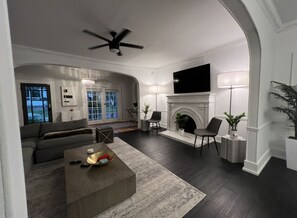 Smart TV, fireplace, table tennis, video library - Spectacular Modern Luxury - Prime Hyde Park Bayshore 12 person Spa & Coldplunge (Tampa)