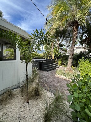 Property grounds - Spectacular Modern Luxury - Prime Hyde Park Bayshore 12 person Spa & Coldplunge (Tampa)