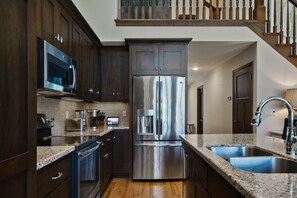 冷蔵庫、電子レンジ、オーブン、コンロ