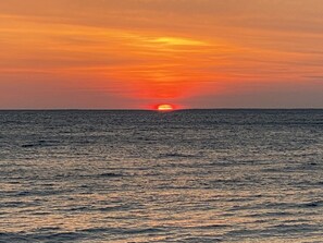 A sunset over the ocean with calm waters. - NEW Private 3 acre waterfront property directly on the Bay! WEEKLY DISCOUNT 10% (Sturgeon Bay)