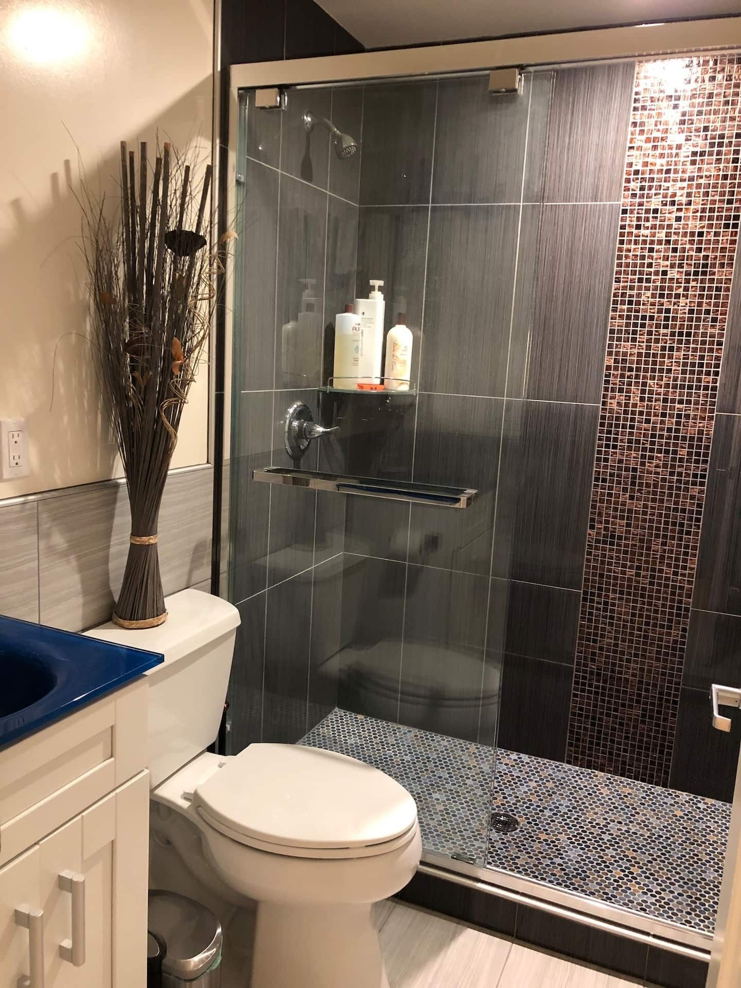 Douche, serviettes fournies, savon, shampoing