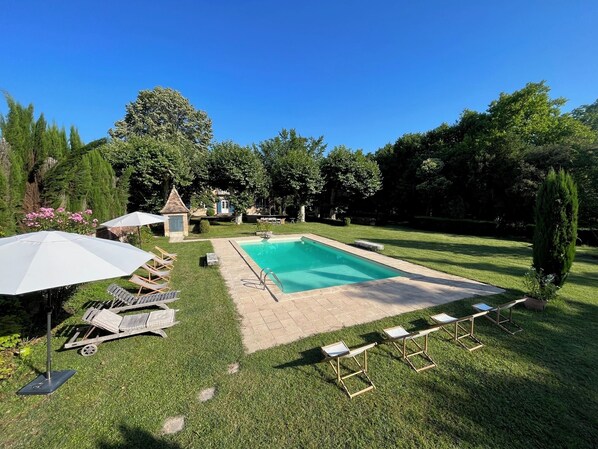 حمّام سباحة خارجي