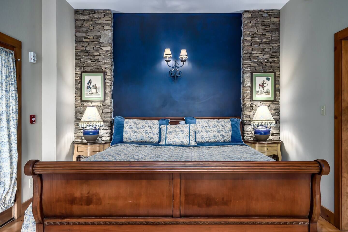 Provence Themed w/Breathtaking Mountain Views!