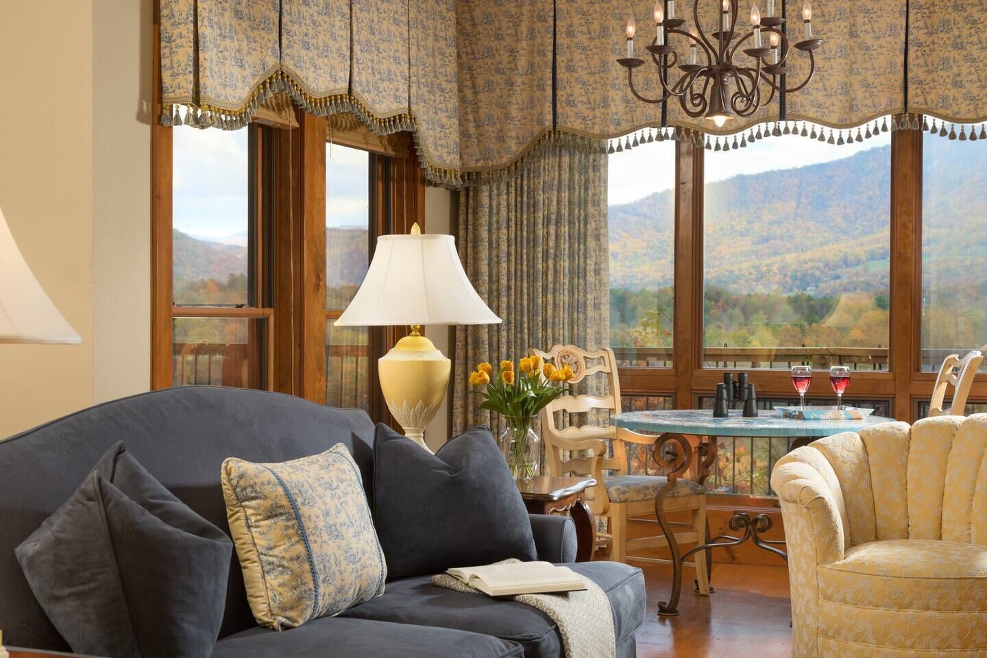 Provence Themed w/Breathtaking Mountain Views!