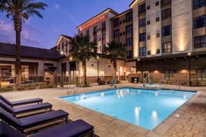 Outdoor pool, sun loungers - Hilton Garden Inn Pomona Chino (Pomona)