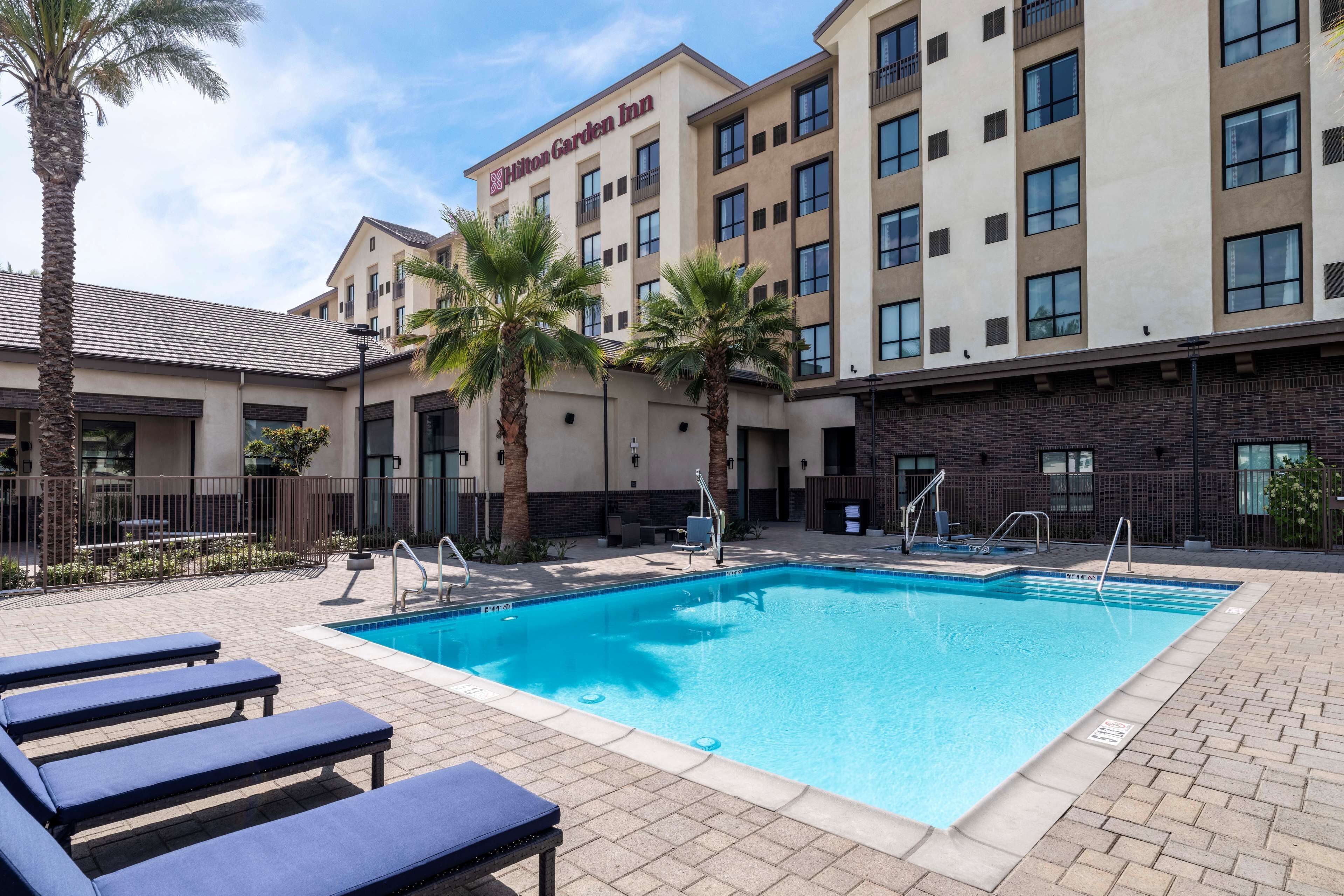 室外游泳池，日光浴躺椅