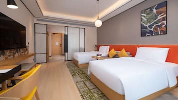 Una habitación de hotel con cama, mesita de noche y televisión.