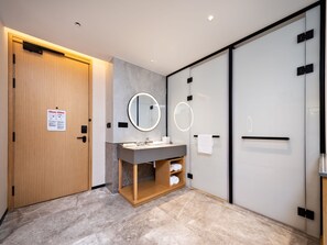 ห้องดับเบิลหรือทวิน, เตียงเดี่ยว 2 เตียง | ห้องน้ำ | ฝักบัว, เรนชาวเวอร์, ไดร์เป่าผม, รองเท้าสวมภายในห้อง