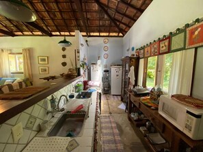 Fridge, microwave, oven, stovetop - Sítio com Chalés com Lareira e spa (RJ)