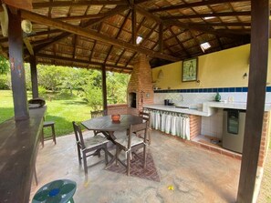Outdoor dining - Sítio com Chalés com Lareira e spa (RJ)