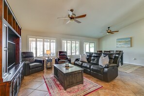 Smart TV, books, offices - Backyard Luxury with Private Pool and Hot Tub on Golf Course (Goodyear)