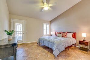 3 bedrooms, iron/ironing board, WiFi, bed sheets - Backyard Luxury with Private Pool and Hot Tub on Golf Course (Goodyear)