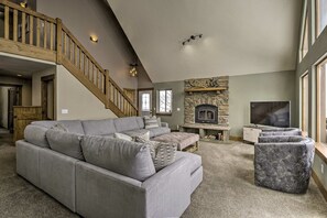 Smart TV, fireplace