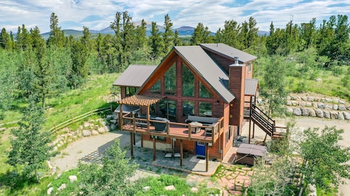 Escape to Pure Luxury with the Entire Family, w/Hot Tub, Chef's Kitchen - Blue Sky Ridge