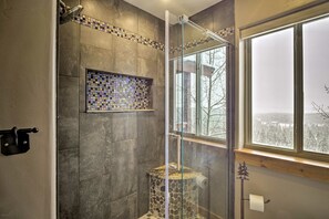Dusche, Whirlpool, Haartrockner, Handtücher