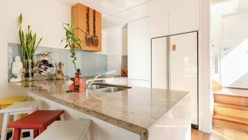 Fridge, microwave, oven, stovetop