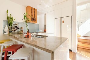 Een koelkast, een microgolfoven, een oven, een kookplaat