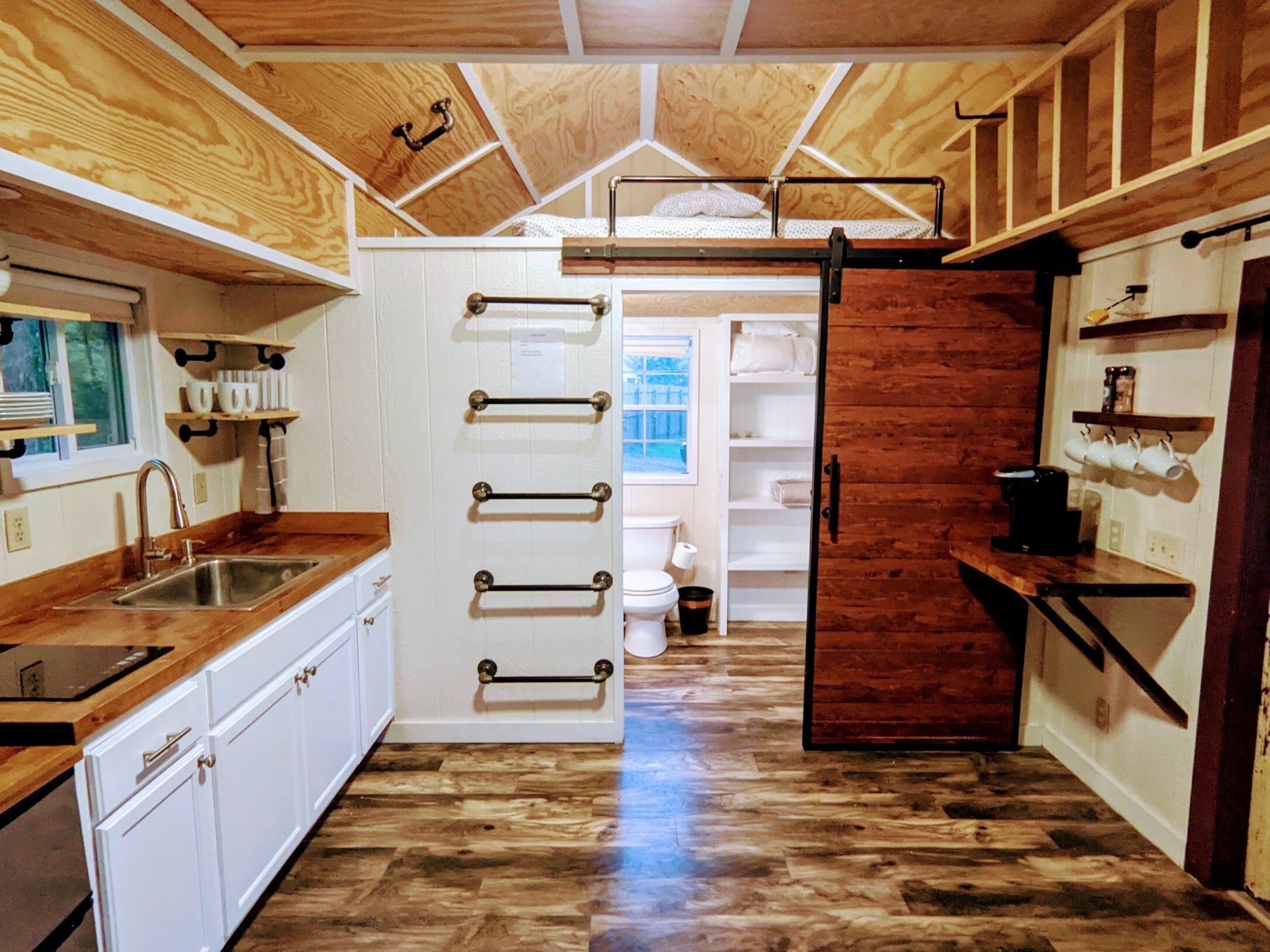 Réfrigérateur, plaque de cuisson, grille-pain