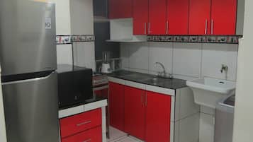 Refrigerador, microondas y comedor