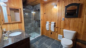 Baignoire, sèche-cheveux, serviettes fournies, savon