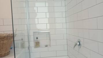 Combined shower/bathtub, hair dryer, towels, soap