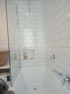 Ensemble douche/baignoire, sèche-cheveux, serviettes fournies, savon