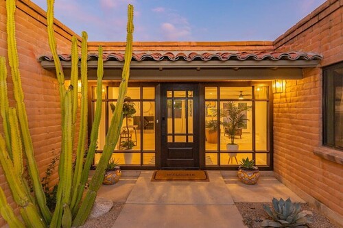 Sabino Velo Private Resort w Hot Tub & Heated Pool