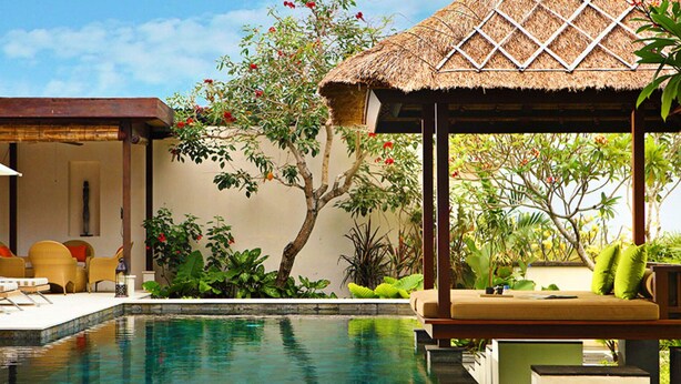 A pool area with lounge chairs, a thatched-roof gazebo, and lush greenery. - Elegant Cliffside Villa with Breathtaking Views – Bali Villa 1031 (Bali)