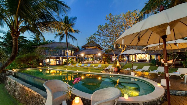 Een resort met een zwembad, ligbedden en parasols.