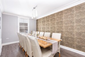 Dining - 3 Bed - Sleeps 12, Garden Rooftop & Hot Tub (Pickering)