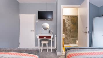 3 bedrooms, iron/ironing board, WiFi, bed sheets