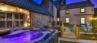 3 Bed - Sleeps 12, Garden Rooftop & Hot Tub