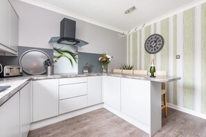 Jääkaappi, mikroaaltouuni, uuni, liesi