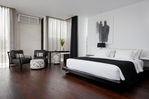 4 bedrooms, iron/ironing board, internet, bed sheets