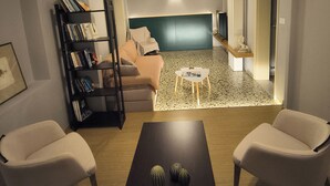 Una sala moderna con un sofá, una mesita de centro y una estantería.